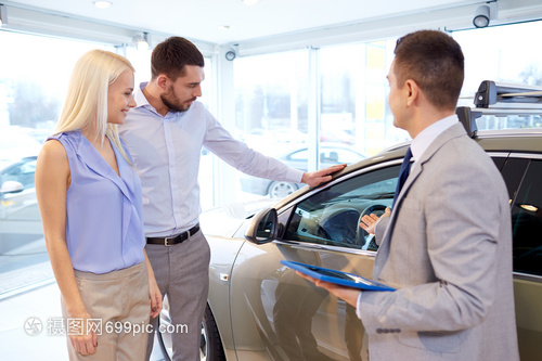 汽车业务,汽车销售,技术人的快乐夫妇与汽车经销商车展沙龙